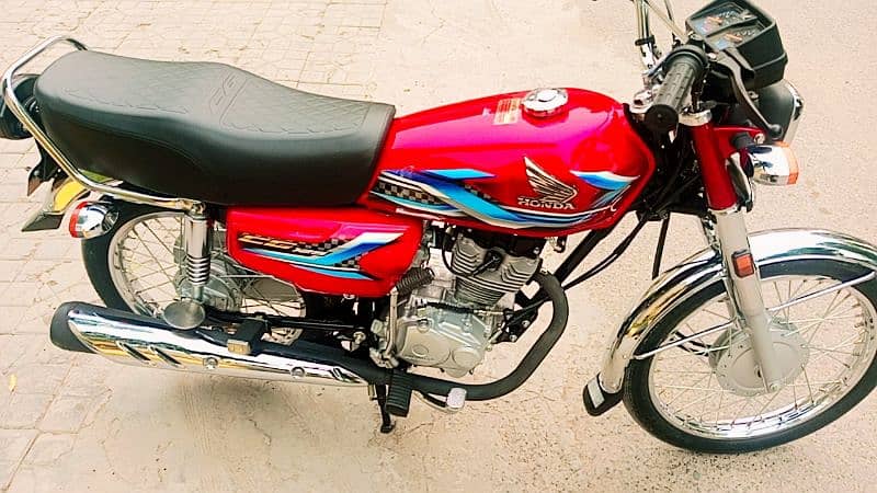 Honda 125 show room condition 1