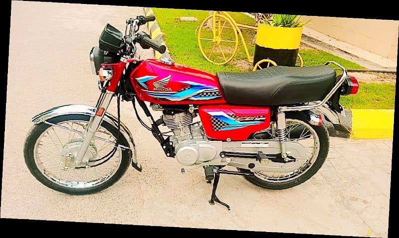 Honda 125 show room condition 3