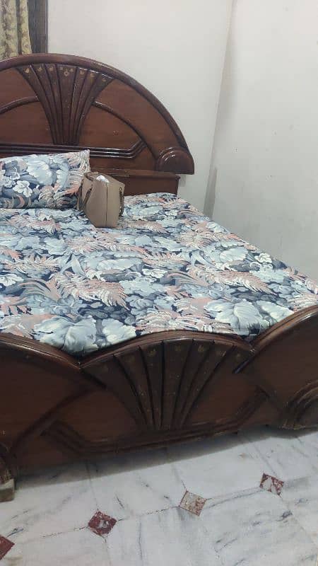 Bed with 5 inch master foam mattress 0