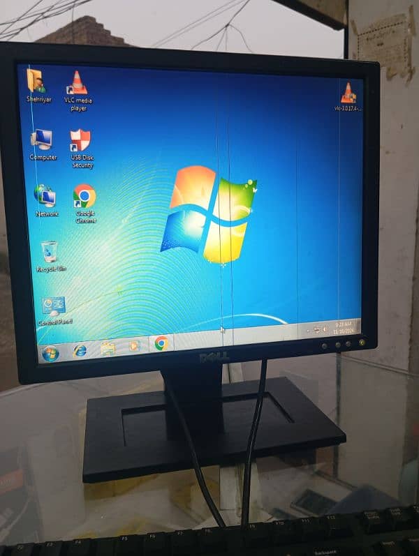 Dell LCD 17 inch bilku saf hai use ma hai sir 4line hai 0