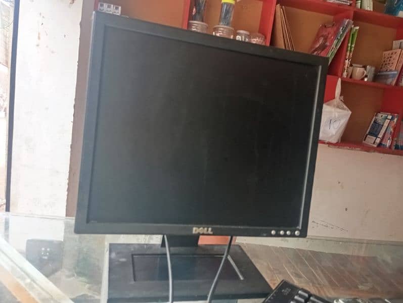 Dell LCD 17 inch bilku saf hai use ma hai sir 4line hai 1