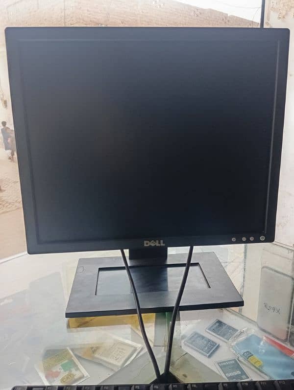 Dell LCD 17 inch bilku saf hai use ma hai sir 4line hai 2