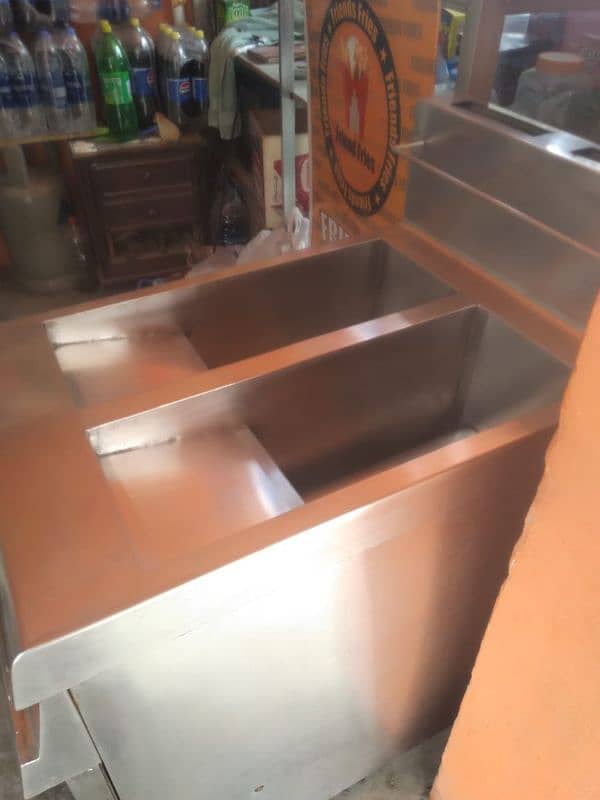 Deep fryer in excellent condition with unused baskets 3