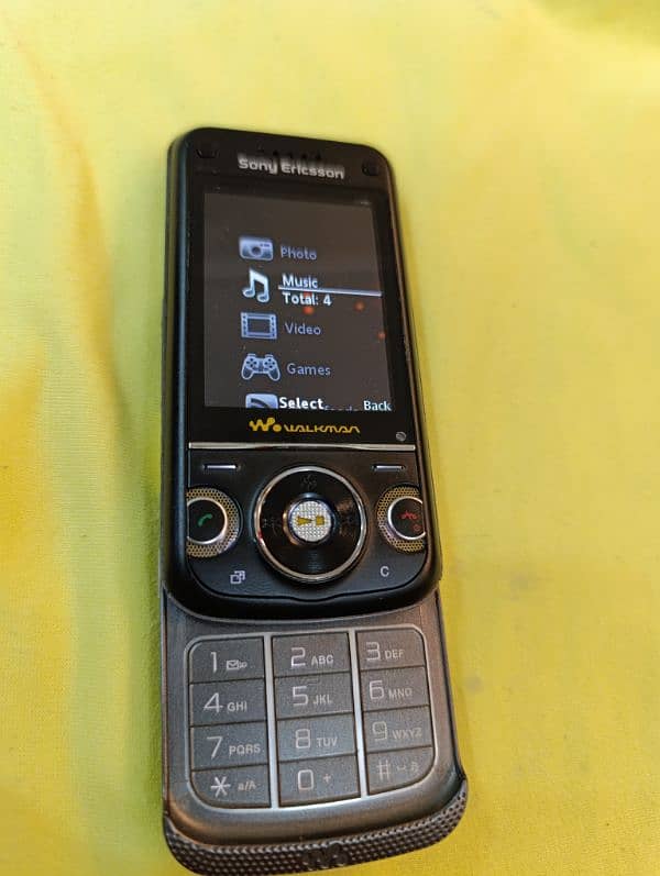 Sony Ericsson W760i 0