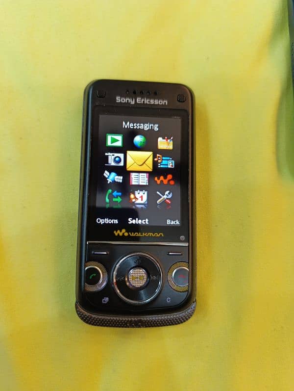 Sony Ericsson W760i 6