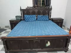 king bed without metress and 2 site tables