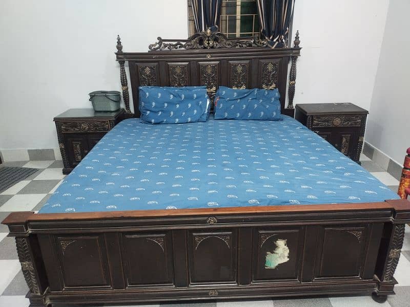 king bed without metress and 2 site tables 0