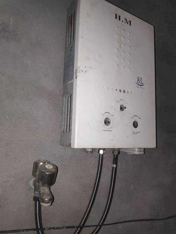 instant gas geyser 8ltr for sale 1 year used 0