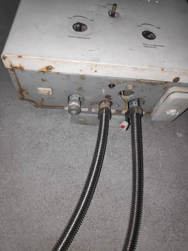 instant gas geyser 8ltr for sale 1 year used 1