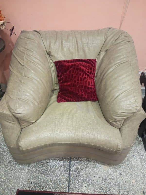 5 seater sofa in very good condition 1