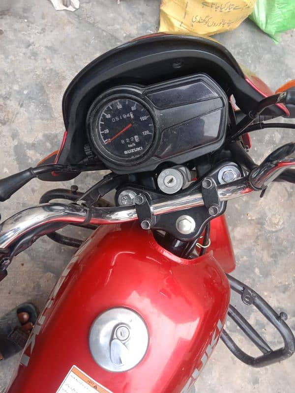 Suzuki bike hai new thori c chalai hai bas 0