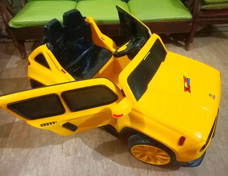 Kids jeep car with double motor lights,music,battery,ok good condition 5