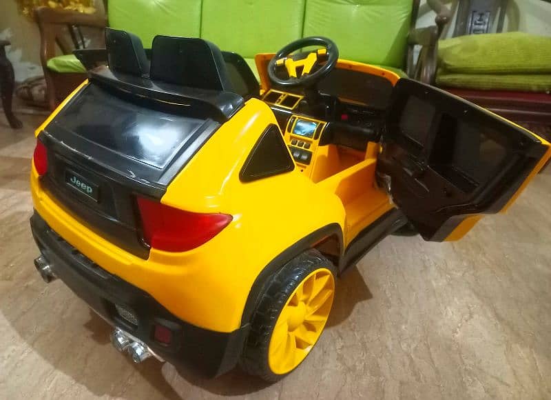 Kids jeep car with double motor lights,music,battery,ok good condition 7