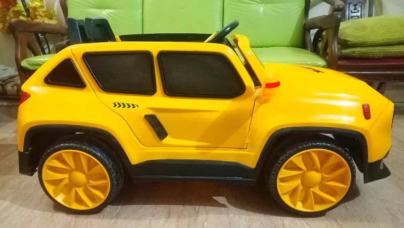 Kids jeep car with double motor lights,music,battery,ok good condition 11