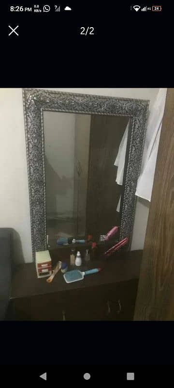 WOODEN DRESSING TABLE 0
