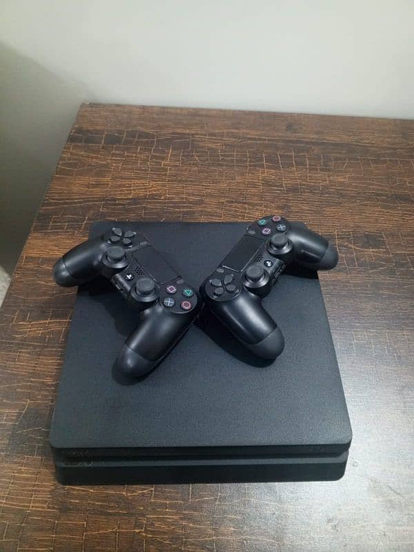 PS4 SLIM / 1TB storage/ 2 CONTROLLERS / WITH BOX 0