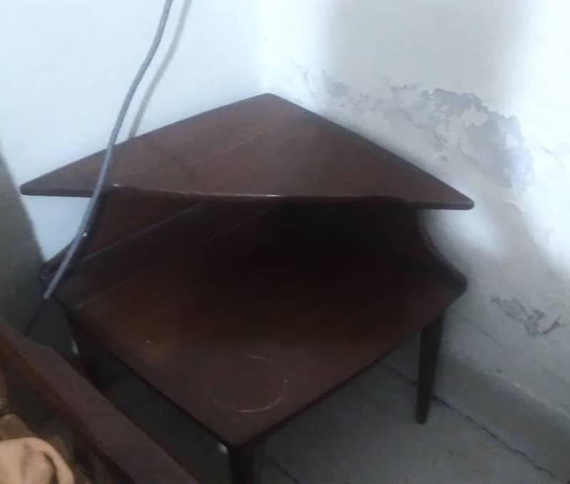 It is the modern corner table which is used but in a new condition. 0