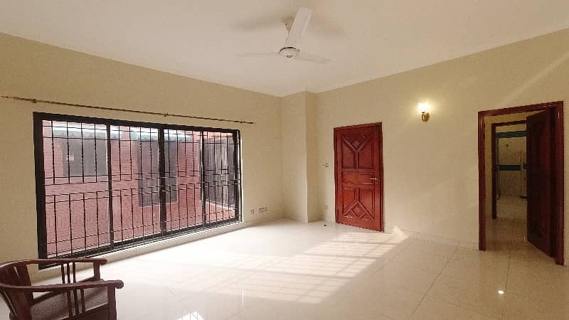 Prime Location House 1 Kanal For Sale In DHA Phase 3 - Block W 28