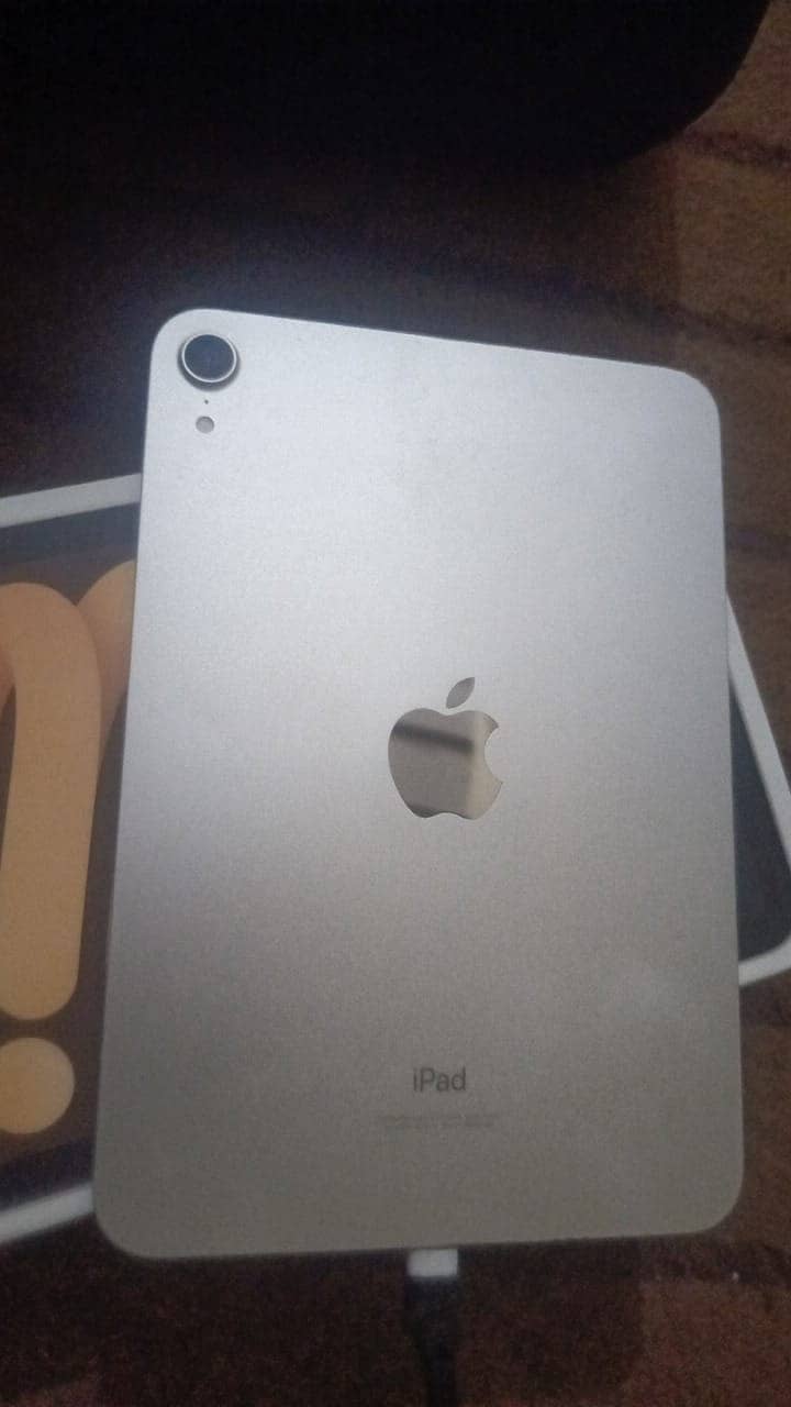 iPad mini 6 condition 8 by 10 64GB 3