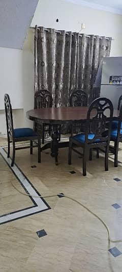 6 sweater dining table in very good condition.