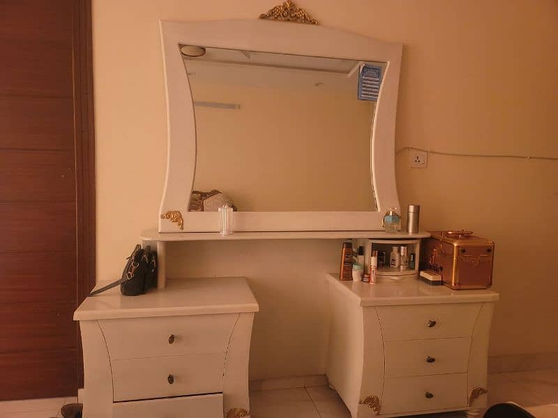 dressing table 0