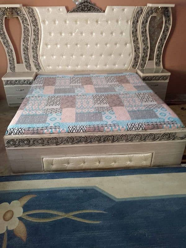 king bed with  dressing table plus wooden wardrobe and dressing table 0