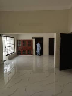 MM Alam Main Road 1 Kanal House Old But Favorable For Office or Beauty salon