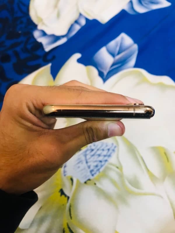 Iphone XS Factory Unlocked Golden 5