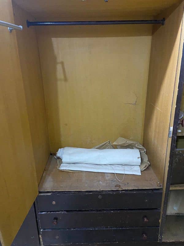 four door cupboard and genuine condition mein 4