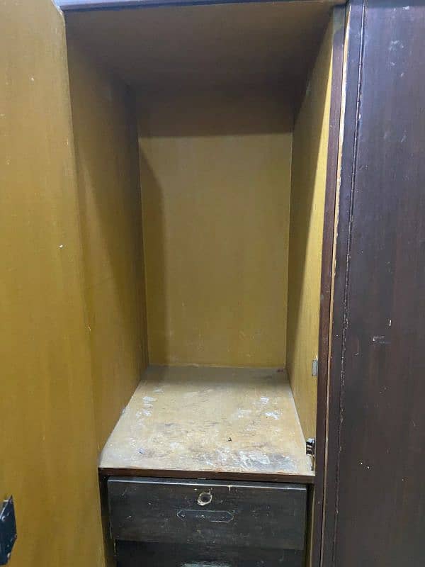 four door cupboard and genuine condition mein 5