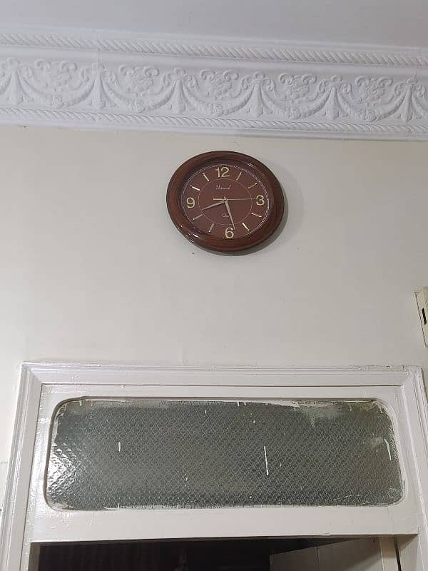 universal wall clock good condition 1