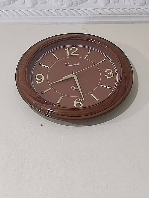 universal wall clock good condition 2