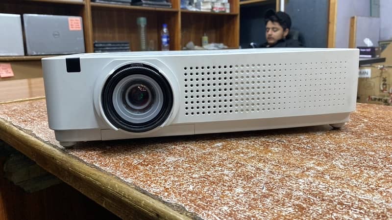 Multimedia projector available in used and new box pack 1