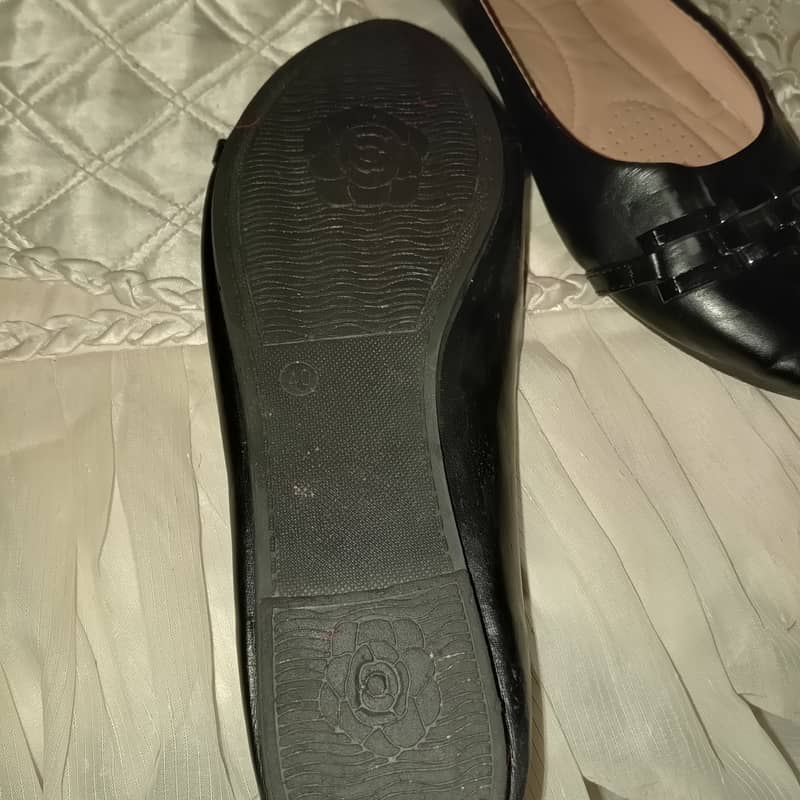 lady's shoes brand Dubai  urgent sale 1