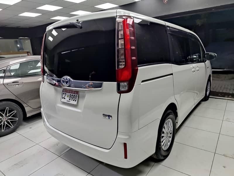 Toyota Noah 2015 3