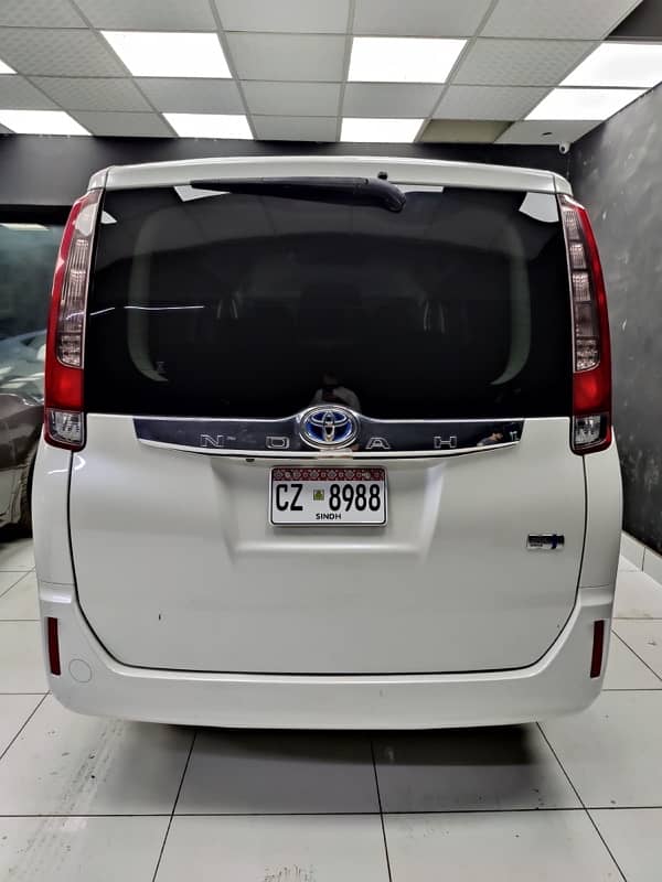 Toyota Noah 2015 4