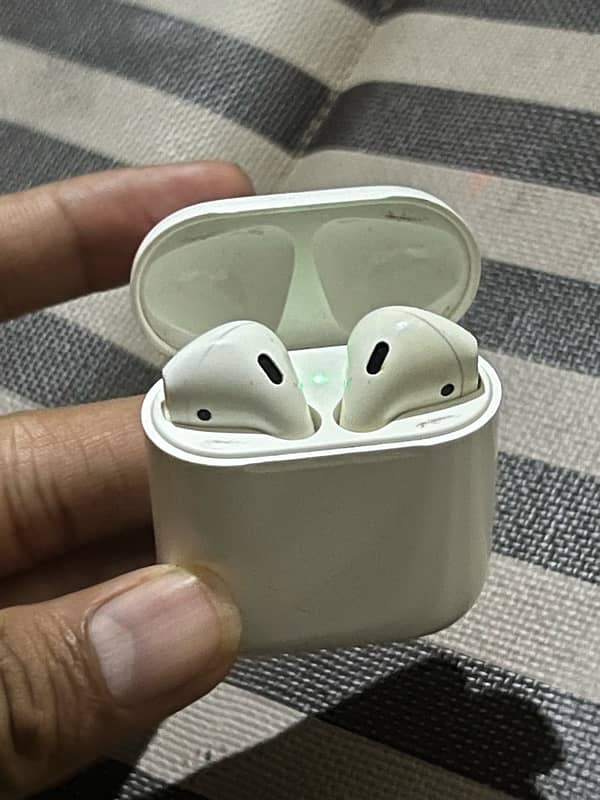 apple Airpods 2nd Generation without wireless 10/9 condition 1