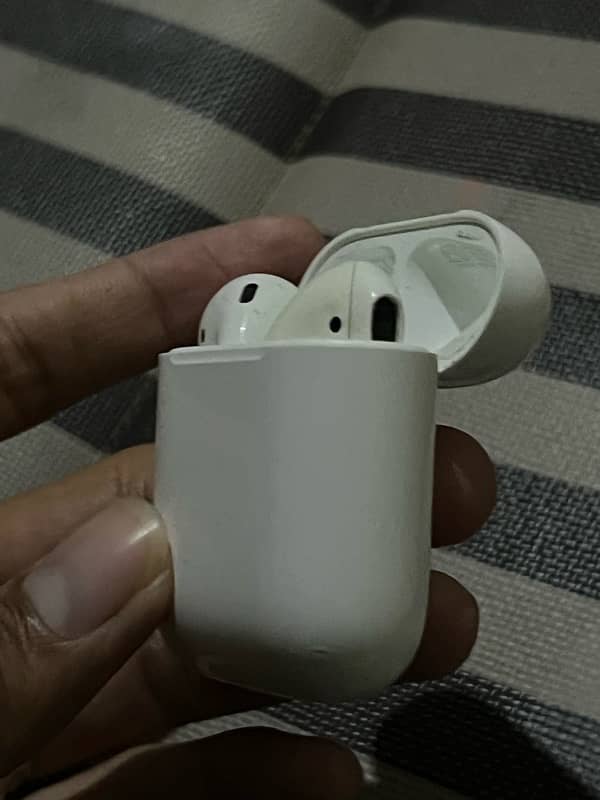 apple Airpods 2nd Generation without wireless 10/9 condition 3