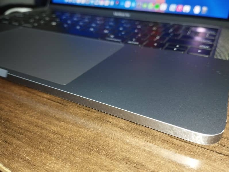 MacBook Pro 2018 Touch Bar 16GB RAM 256GB Storage i5 3