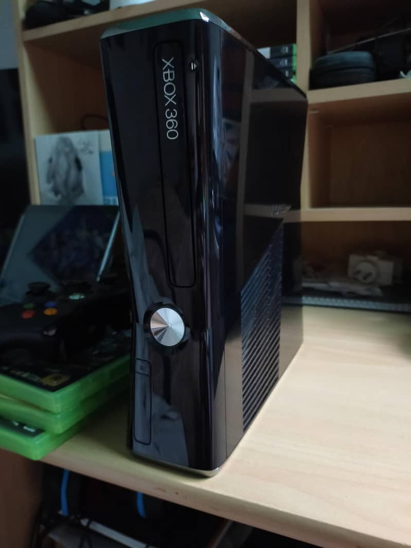 Xbox 360 10/10 256gb loaded. Of games 2