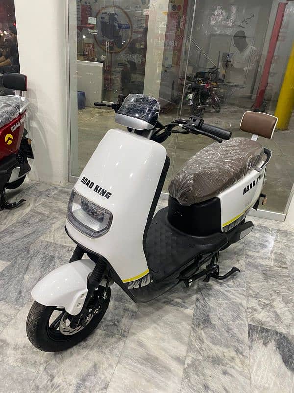 Road King EV Scooty 5