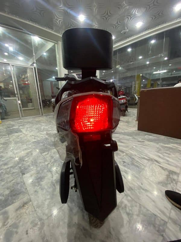 Road King EV Scooty 18