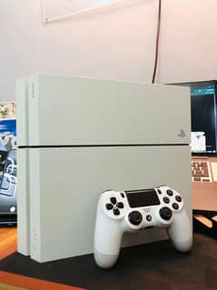 PlayStation 4 Glacier White