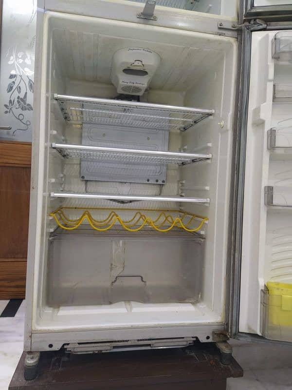 dawlance fridge in very good condition 2