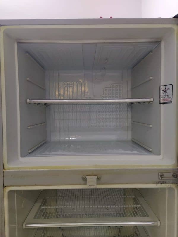 dawlance fridge in very good condition 3