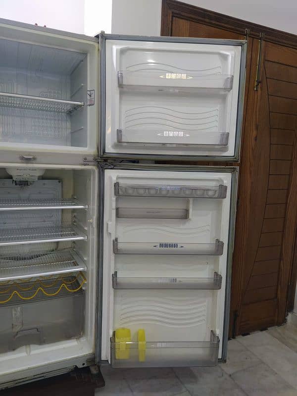 dawlance fridge in very good condition 4