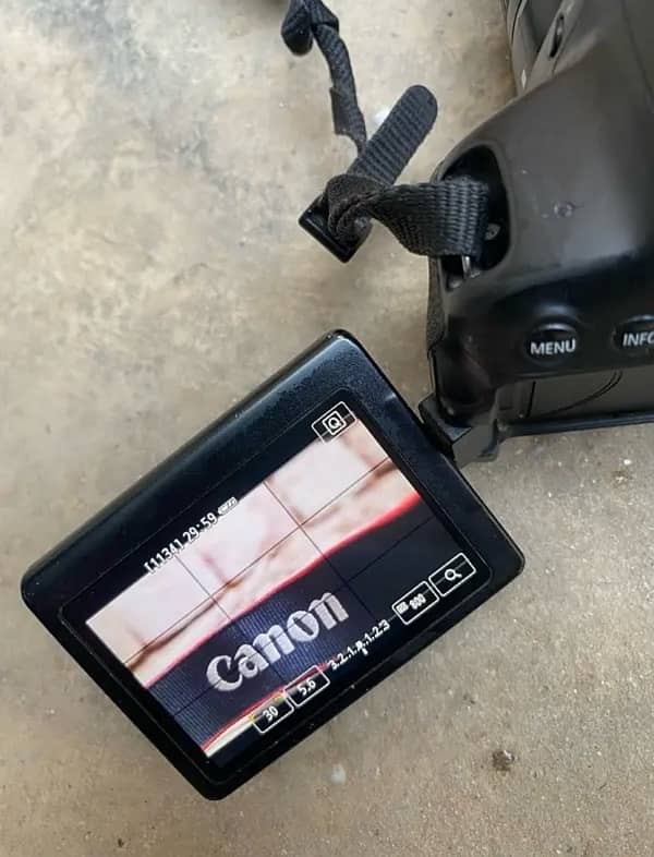 canon 650d condition  9 by 10 touch screen 2