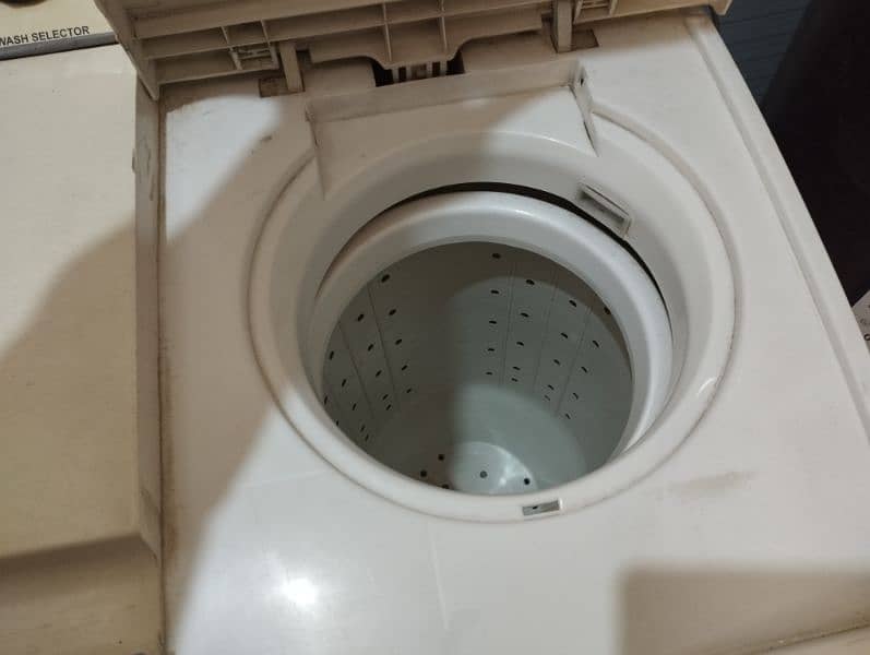 Toyo TWD 9000 Big Washing Machine 1