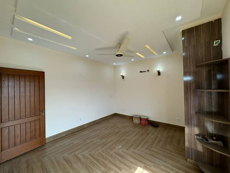 15 Marla Corner House for sale in Bahria town Golf view residencia ideal location 0