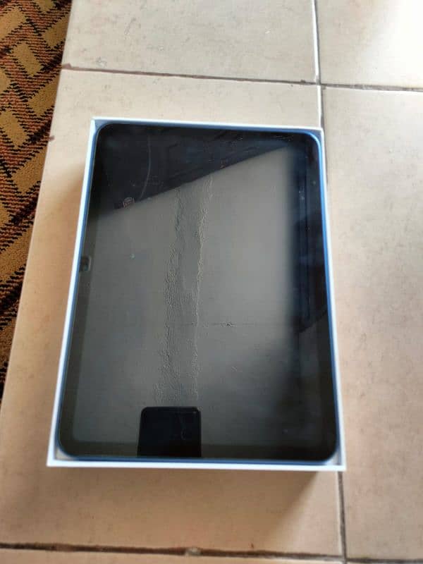 ipad 10th generation, 256 gb, wifi , come's with it's back cover 2